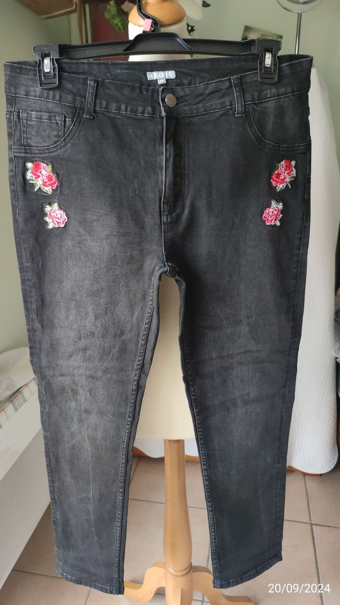 Jean gris avec broderies floral - photo numéro 2