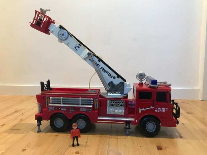 Camion de pompier à grande échelle - photo numéro 9