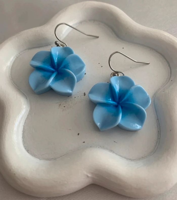 Boucles d’oreilles pendantes fleur d’hibiscus bleue claire - photo numéro 2