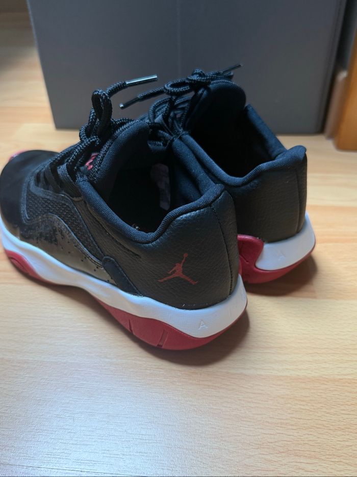 Air Jordan 11 CMFT noir et rouge taille 38 neuf - photo numéro 7