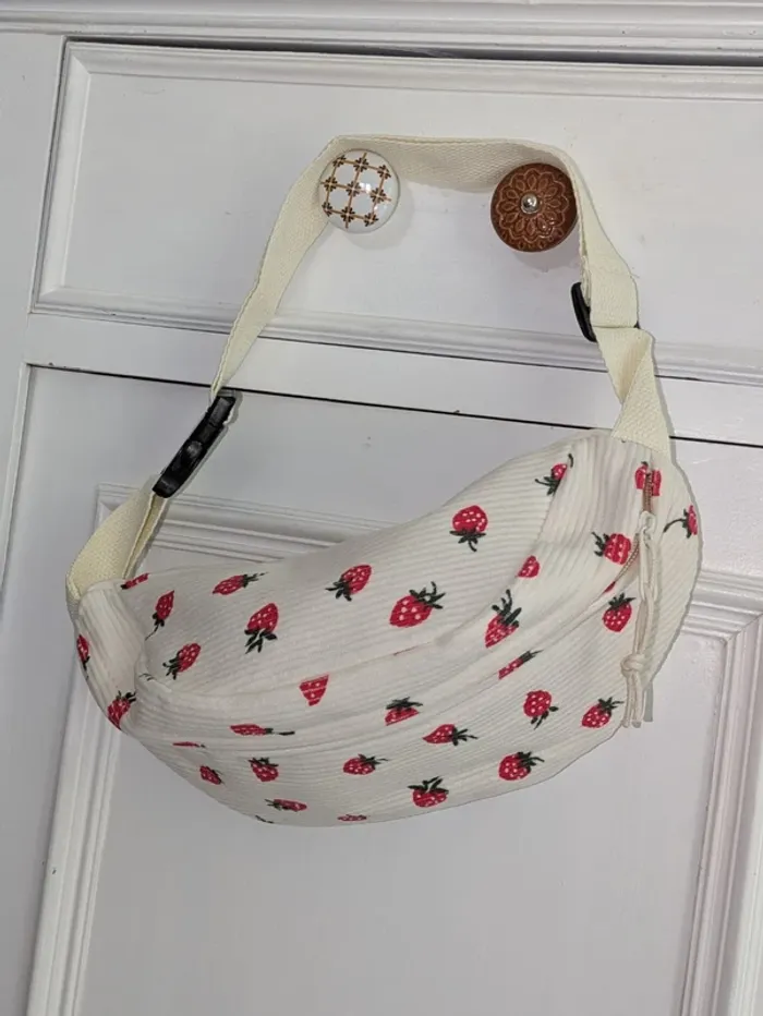 Banane en velours côtelé – motif fraises – stylée & pratique - photo numéro 10