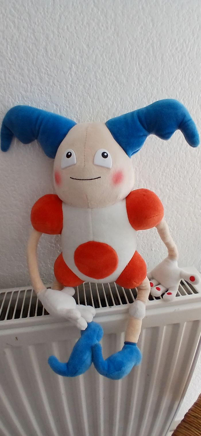 Peluche détective pikachu wci