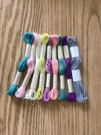 NEUFS Lot 9 écheveaux fils coton coloris variés pastels pâles bracelets brésiliens broderie couture à broder style DMC couleurs claires