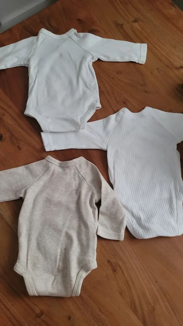 Lot de 3 bodies manches longues 1 mois comme neufs - photo numéro 3