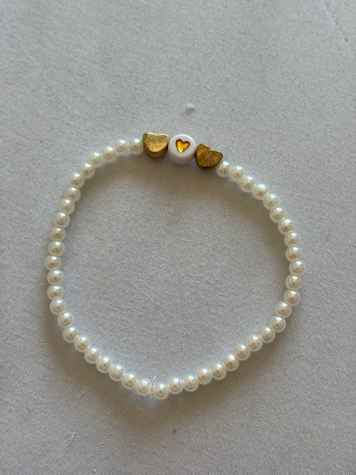 Bracelet de perles blanches forme cœur doré fait à la main