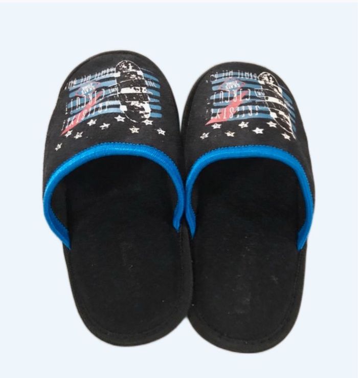 paire de pantoufles garçon noire et bleu pointure 33 inextenso passées en machine