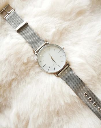 Montre minimaliste chromé argenté tendance moderne