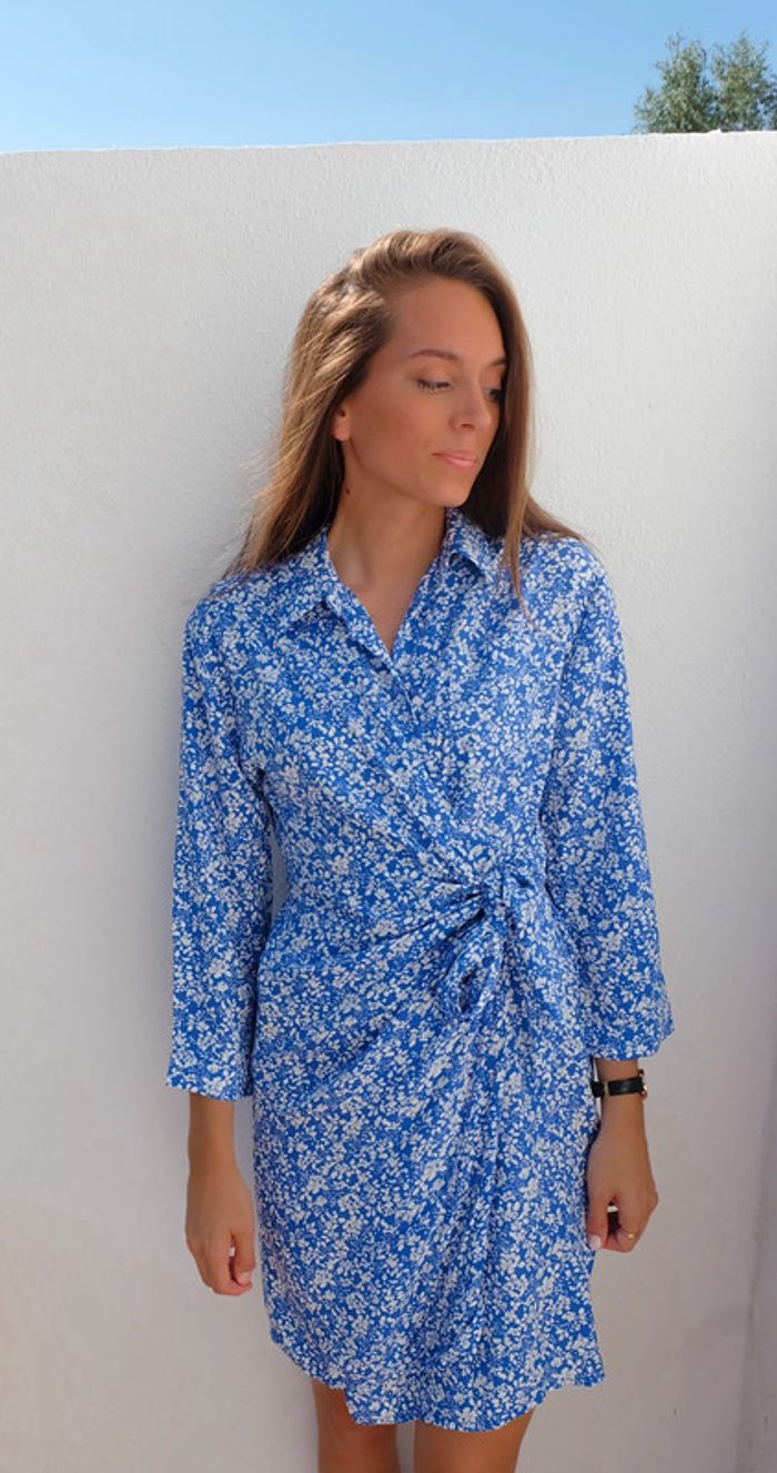 🌟 Robe manches longues bleu marine et blanche à fleurs à nouer - photo numéro 3