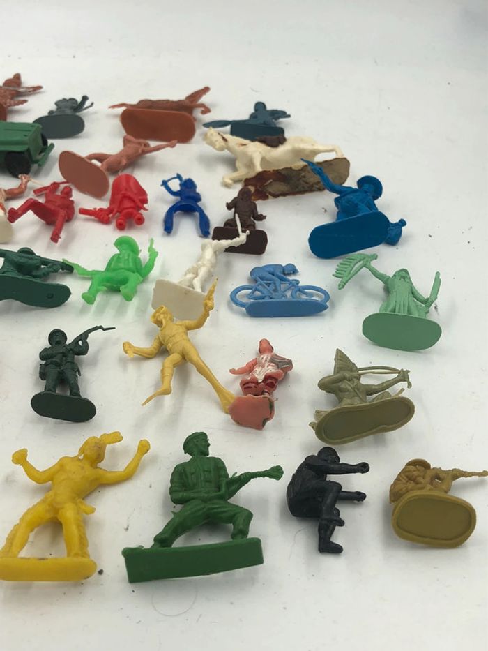 Lot de 33 figurines Soldats divers - photo numéro 2