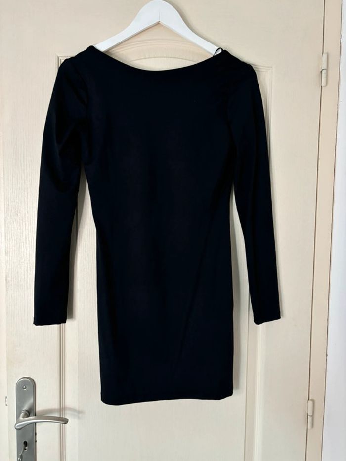 Robe dos nus à manches longues
