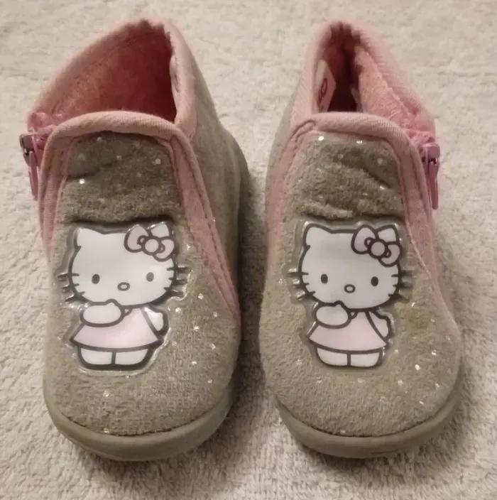 Chaussons Hello Kitty taille 20 (réf perso 18)(familleac72)