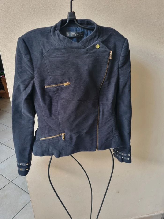 Veste noire et dorée