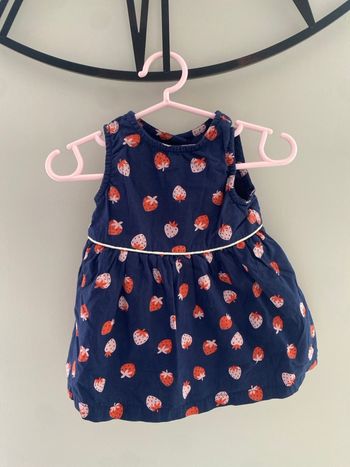 Robe bleue avec des fraises