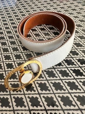 Ceinture en cuir blanche et doré