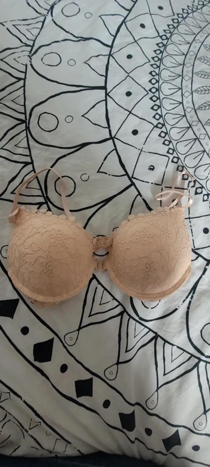 Soutien gorge neuf 90C ( mais noté 75C: taille chinoise)