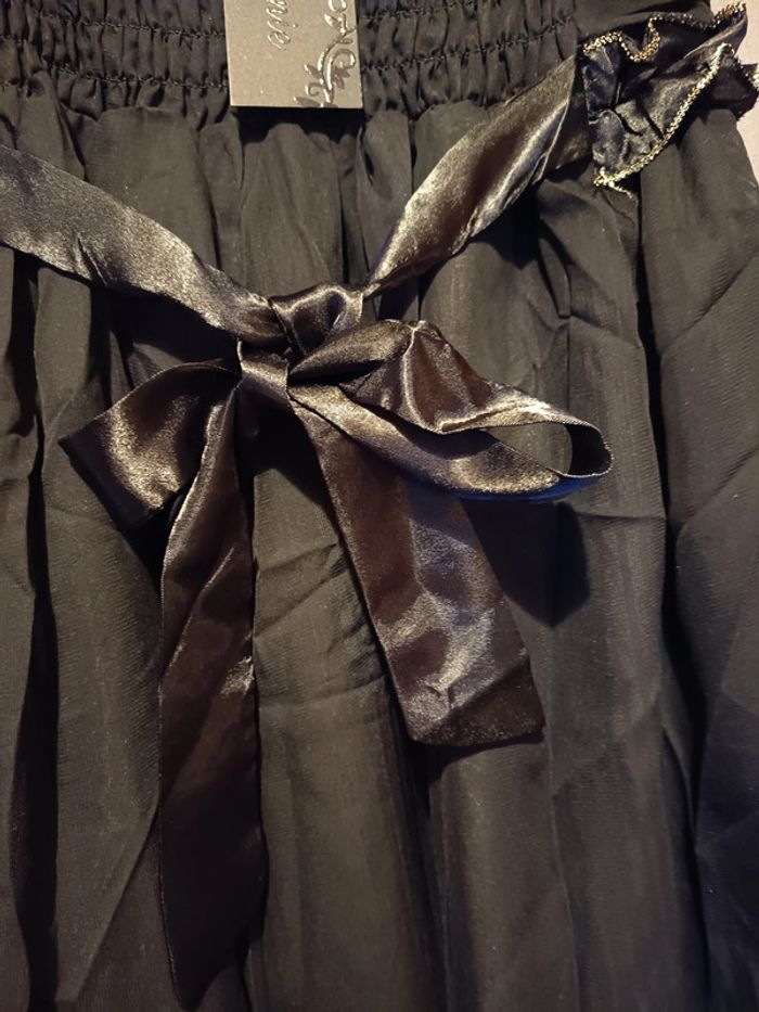 Robe de soirée noire, demi bustier une bretelle épaule gauche satin filet or. Marque U Queenie - photo numéro 5