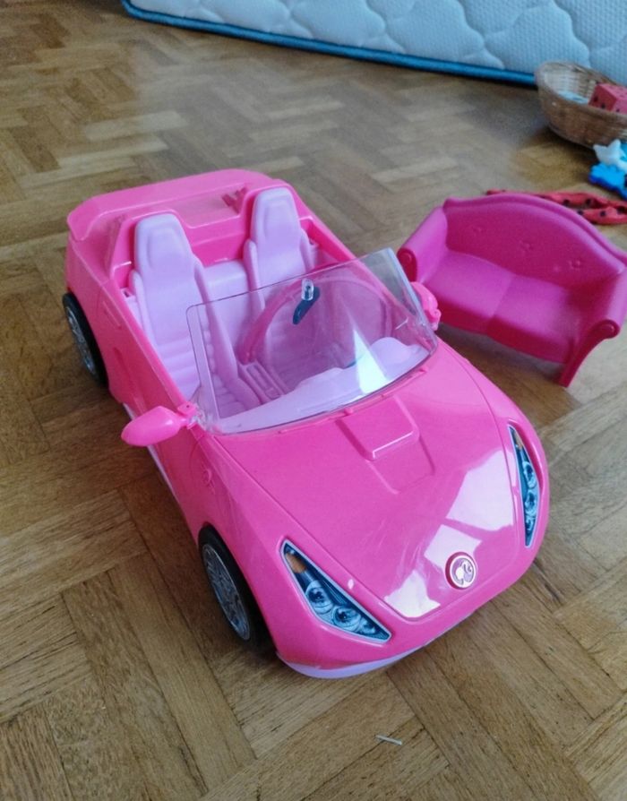 Voiture et canapé - photo numéro 3