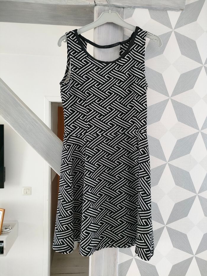 Robe noire et blanche
