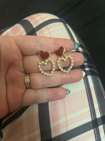 Boucles d’oreilles NEUVES pour femme forme de cœurs couleurs bordeaux et blanc nacré