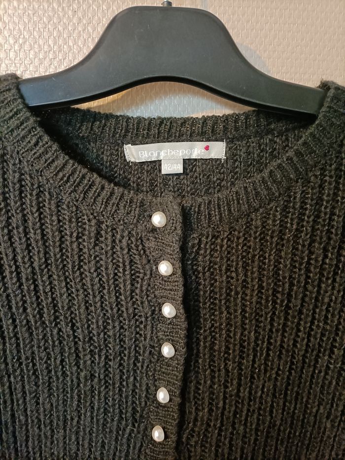 Pull noir avec bouton perles - photo numéro 2