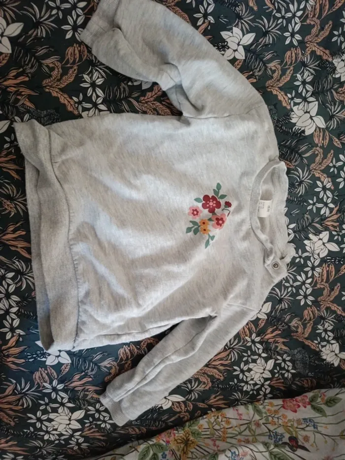 Pull gris fleurs H&M 92cm - photo numéro 2