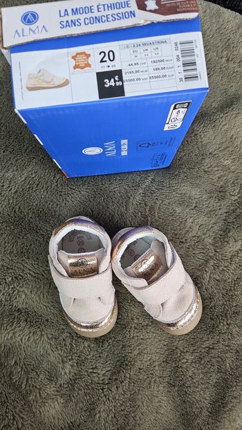 Chaussure premiers pas neuve taille 20