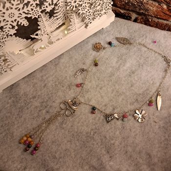 Collier avec breloques et perles multicolore