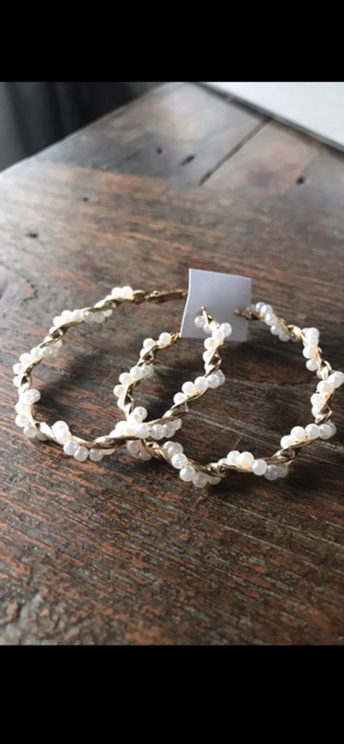 Magnifique paire de boucles d’oreilles anneaux avec perles - photo numéro 7