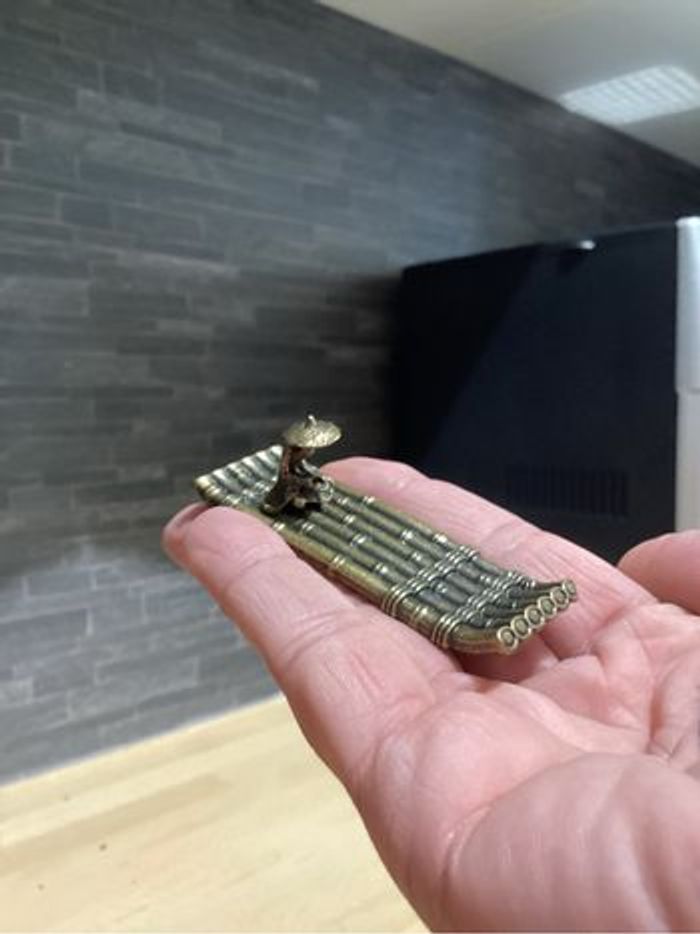 Porte encens vieux pêcheur chinois assis sur une jonque en bambou - photo numéro 10