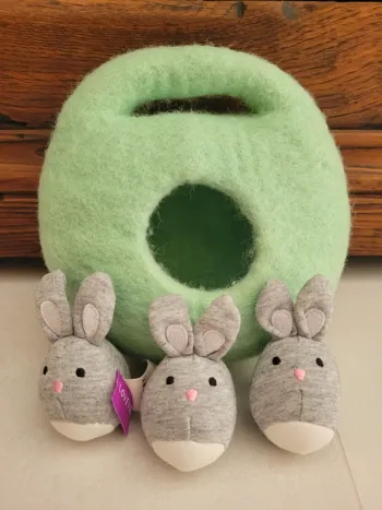 Lapins dans leur terrier feutré lovevery