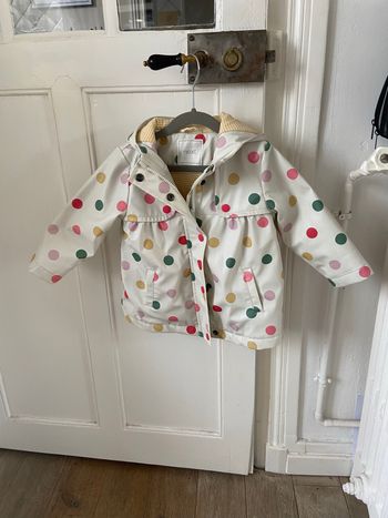 Manteau imperméable à pois doublé pour la mi-saison en très bon état