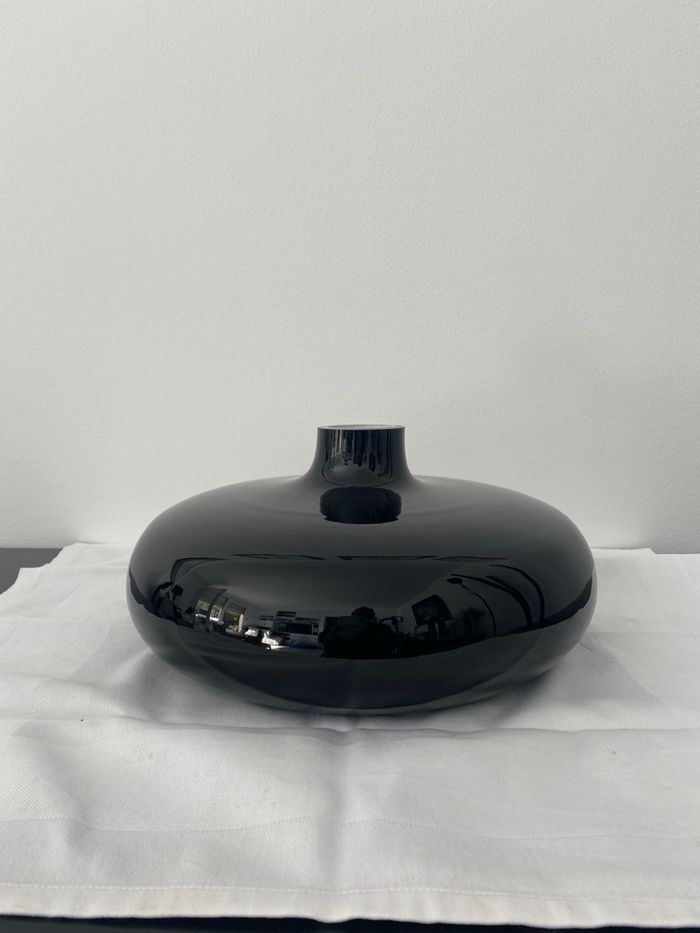 Vase Hervé Gambs en verre noir avec fleurs incluses - photo numéro 2