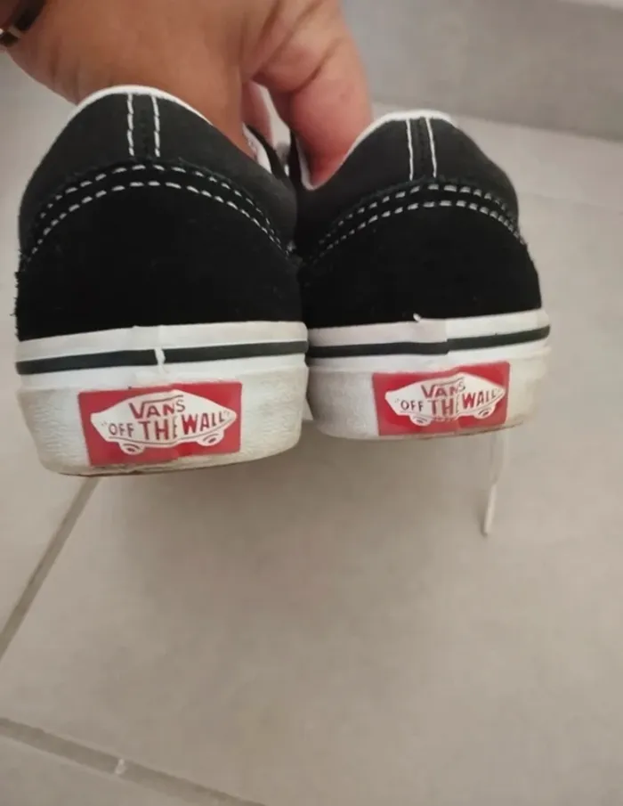 Basket Vans en très bon état très peu porté taille 30 noir et blanche fille garçon - photo numéro 3