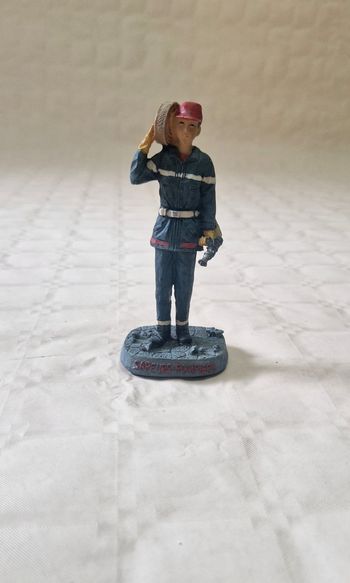 Figurine / statuette , pompier avec tuyeau sur l'épaule