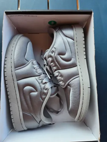 Nike air Jordan 1 low mm taille 38 neuves grises