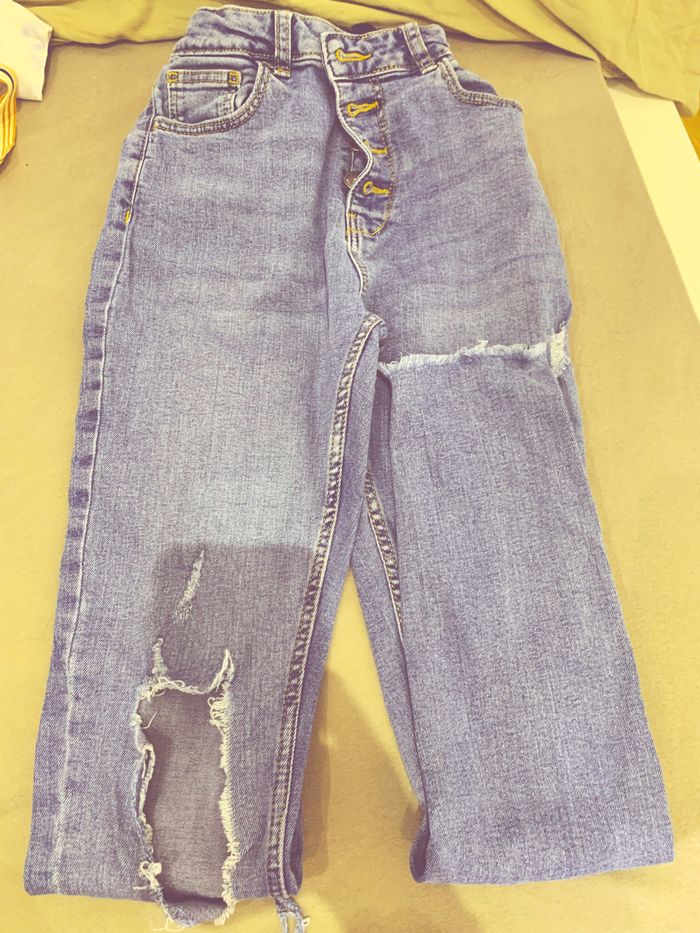 jean bleu a troué