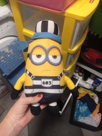 Peluche minion prison
