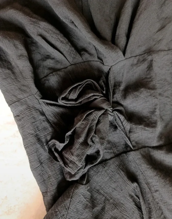 Petite robe noir Zara S matière crépon légère se noue sur la hanche - photo numéro 5