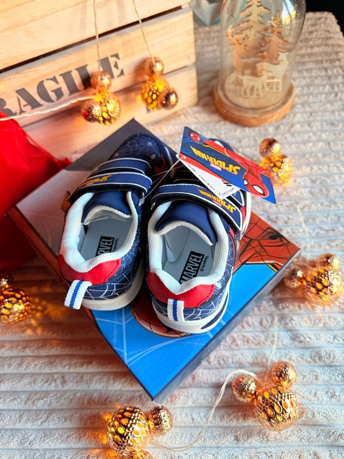 Basket Spiderman lumineuse intense - photo numéro 8