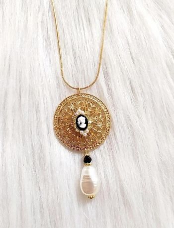 Collier chaîne médaillon rond style vintage en métal ajouré avec camée et perle