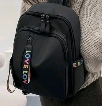 Joli sac à dos noir inscription love.