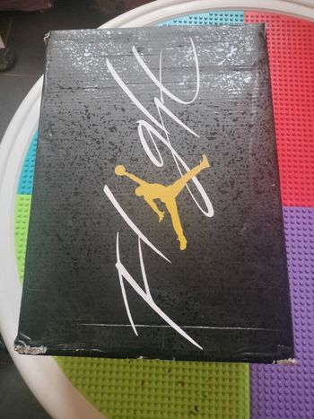 Paire de chaussures noire et jaune Jordan 4 pointure 44 en Bon Etat général