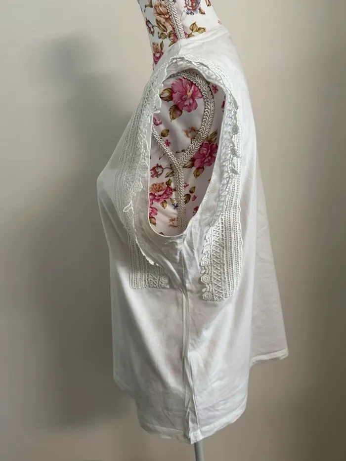 T-shirt blanc avec crochet sur les manches - photo numéro 3