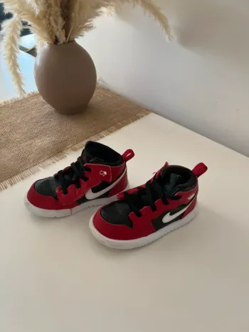 Baskets Jordan montantes rouge taille 25