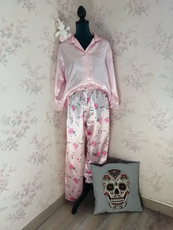 Ensemble de pyjama pantalon à motifs roses et chemise rose en satin / lbp magnet /(42-44)