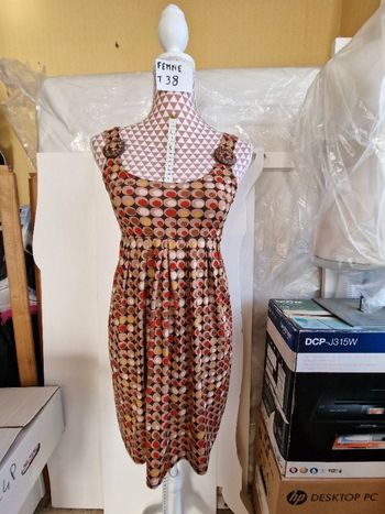 Robe, marron,rouge,jaune, en polyester &elasthanne, en très bon état, longueur 80cm, marque Boutique