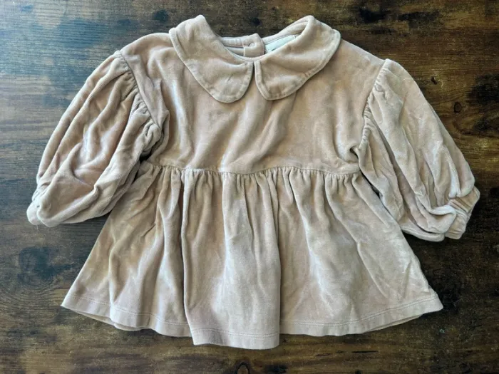 Robe en velours rose avec col