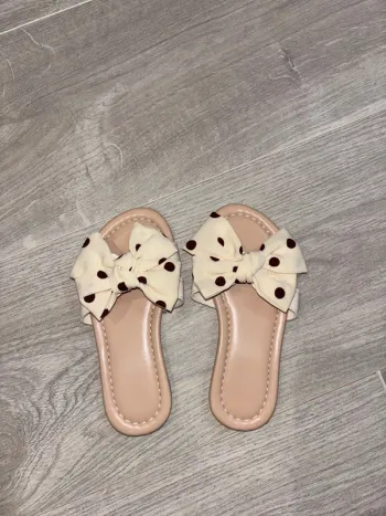 Claquettes à pois 🫛