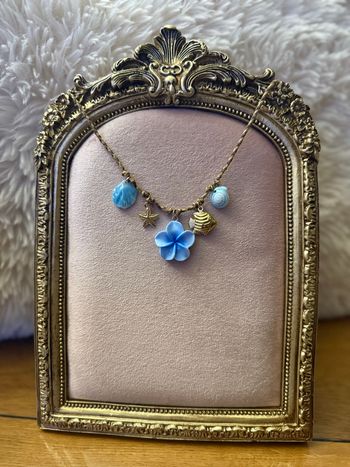 Collier avec breloques