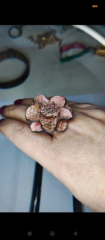Bague fleur en cuir ajustable
